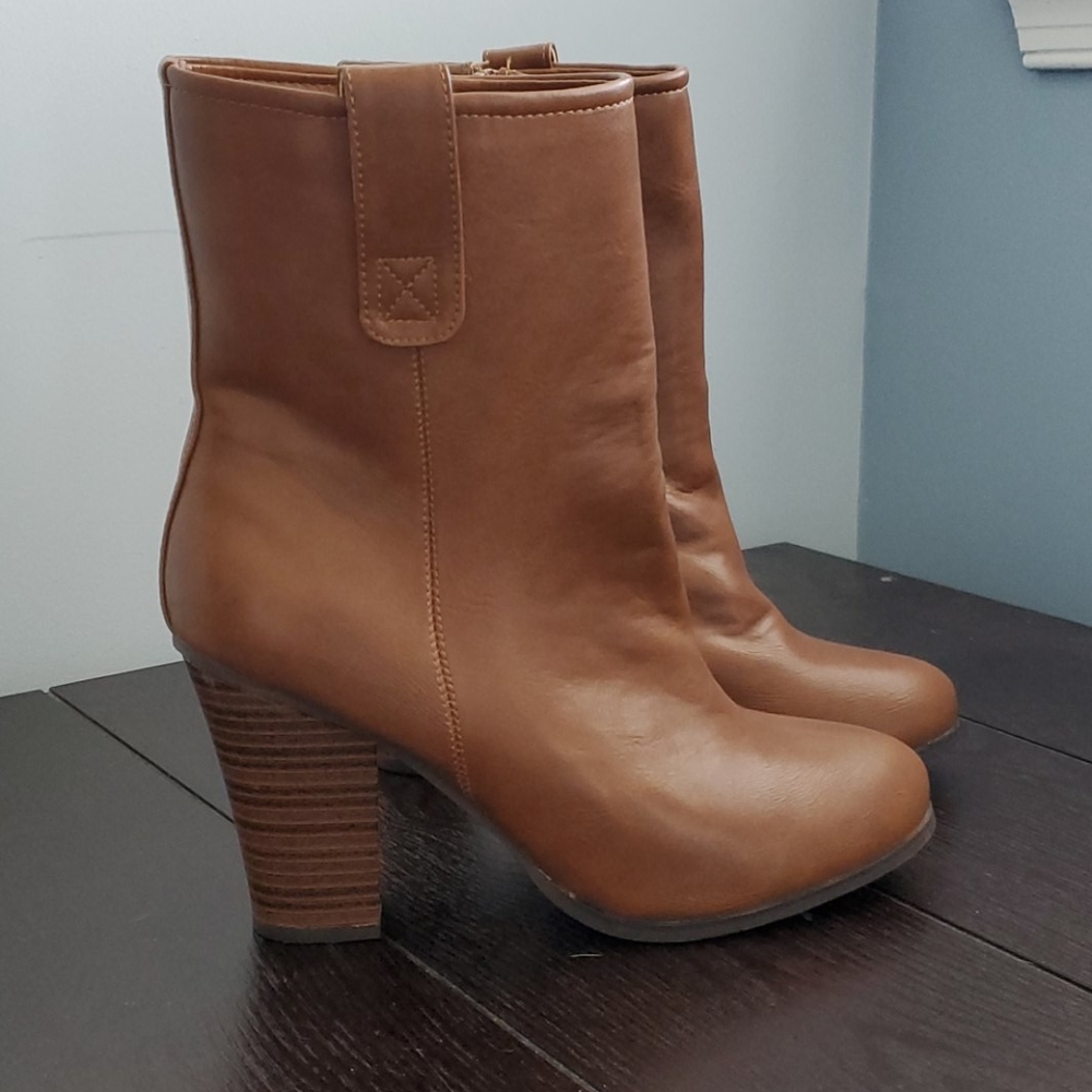 Avon CUSHION WALK Faux Leather Bootie Size 8